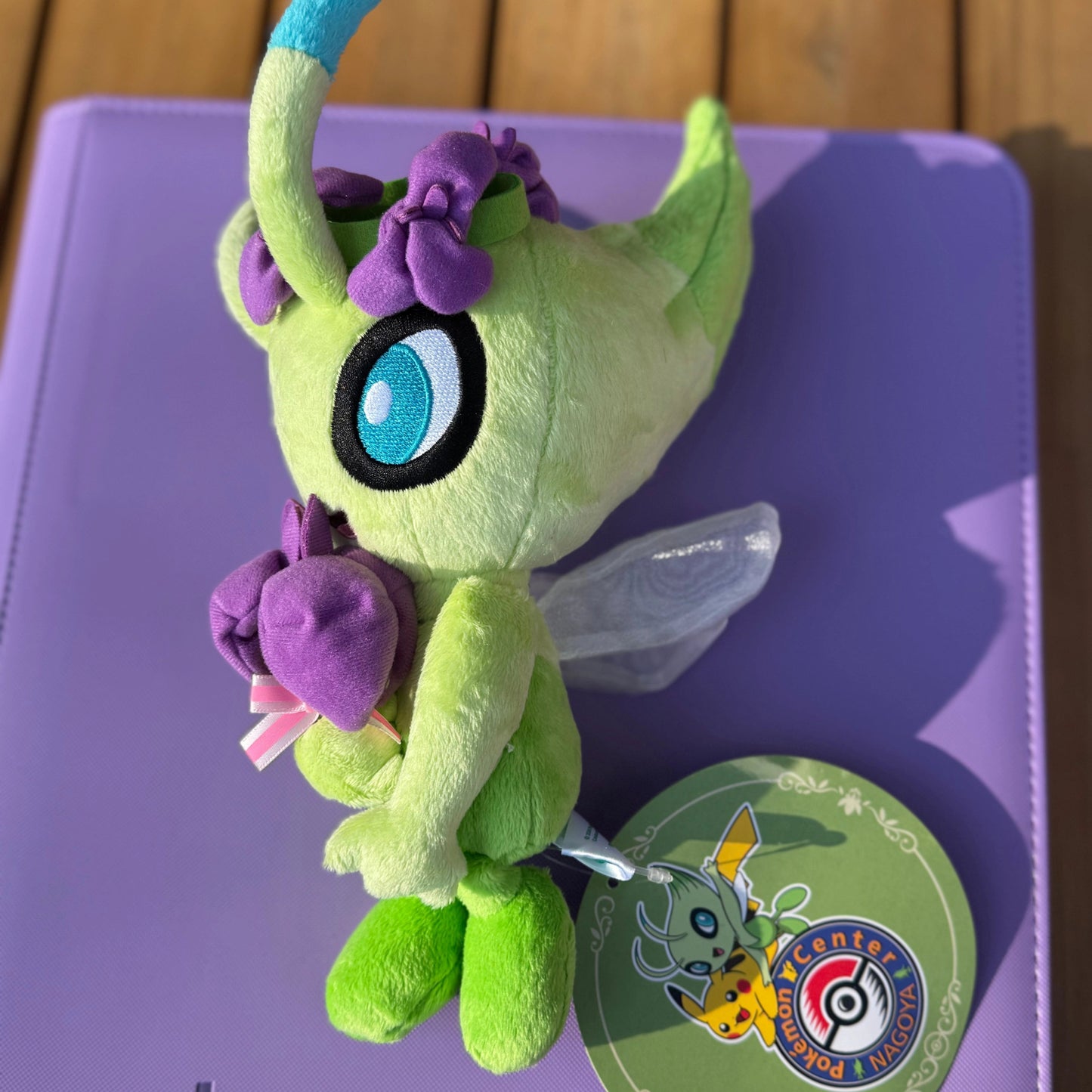 Pokémon Plüsch Celebi's Celebration - Limited Edition (20cm) - pokitrio